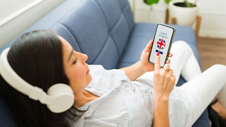 Ragazza usa app per imparare inglese su smartphone